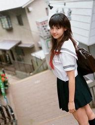 吃瓜红色校服女孩原视频,揭秘吃瓜女孩红色校服背后的故事