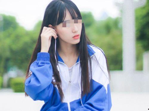 吃瓜红色校服女孩原视频,揭秘吃瓜女孩红色校服背后的故事